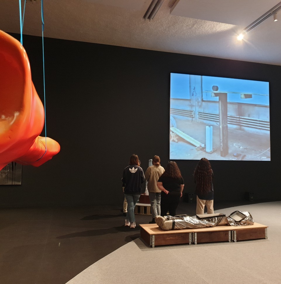 Visita guiada a 'Lo que pesa una cabeza' - TEA Tenerife Espacio de las ...