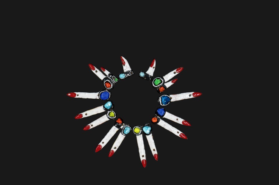 Maud Bonneaud. 'Collar de dedos' (1971). Esmalte. Colección particular