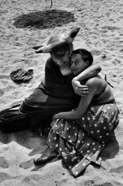 Gjon Mili. 'Maud y el minotauro en Golfe Juan' (1949) Gelatina de plata. Foto con tiraje de época. Colección particular