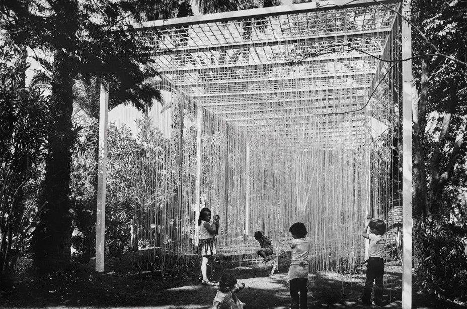 Efraín Pintos. Jesús Rafael Soto. Primera Exposición Internacional de Escultura en la Calle. Santa Cruz de Tenerife, 1973. Fondo Efraín Pintos. Colección Centro de Documentación. TEA Tenerife Espacio de las Artes. Cabildo Insular de Tenerife