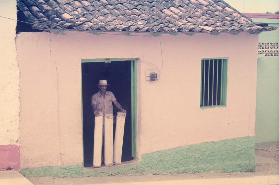 ArchivOlares. 'Fortunato Piña con sus tambores (culo e puya) Curiepe', 1977