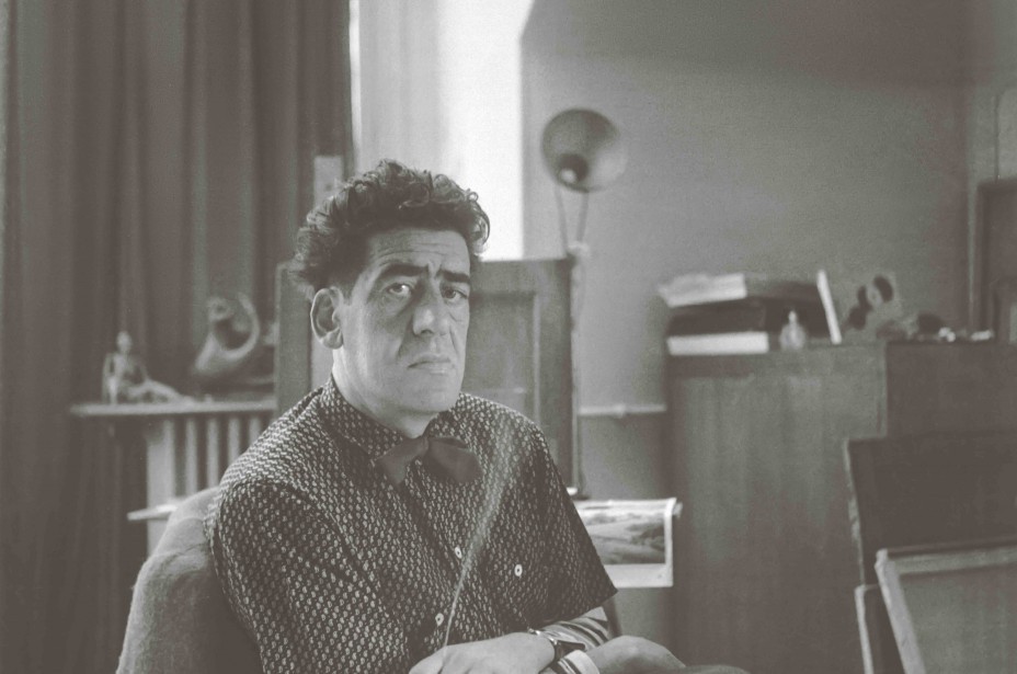 Óscar Domínguez en su estudio. Fotografía de Eduardo Westerdahl. París, 1953.