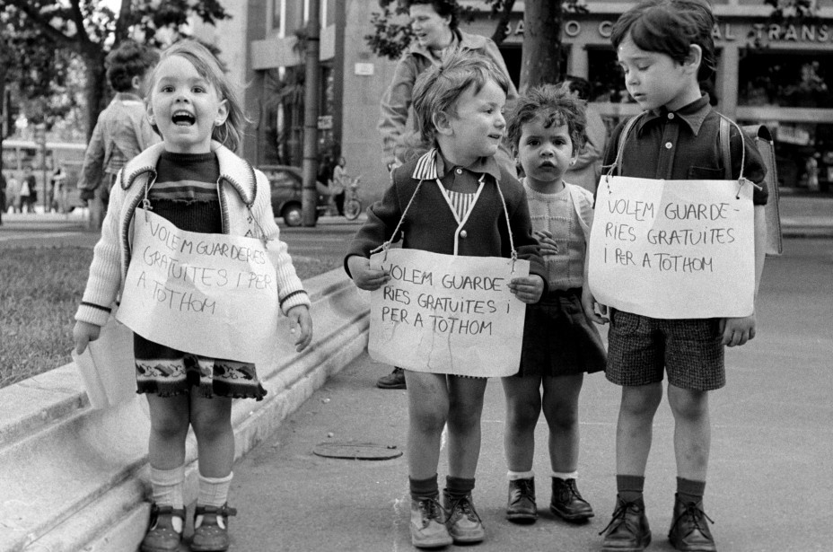 Pilar Aymerich Manifestación para reclamar que las guarderías fueran reconocidas como fundamentales y recibieran ayudas y subvenciones por parte del Ayuntamiento y el Ministerio de Educación (de la serie El despertar, 1975-1983) 1976
