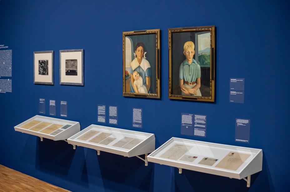 Vista (fragmento) de la exposición "Óscar Domínguez. Cartas a Marcelle Ferry". Al fondo, las dos últimas pinturas realizadas por Óscar Domínguez en Tenerife, los retratos de sus sobrinos Gloria y Víctor (1936).