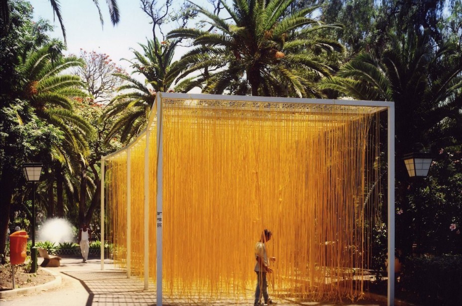 Efraín Pintos. Jesús Rafael Soto. Segunda Exposición Internacional de Escultura en la Calle. Santa Cruz de Tenerife, 1994. Fondo Efraín Pintos. Colección Centro de Documentación. TEA Tenerife Espacio de las Artes. Cabildo Insular de Tenerife