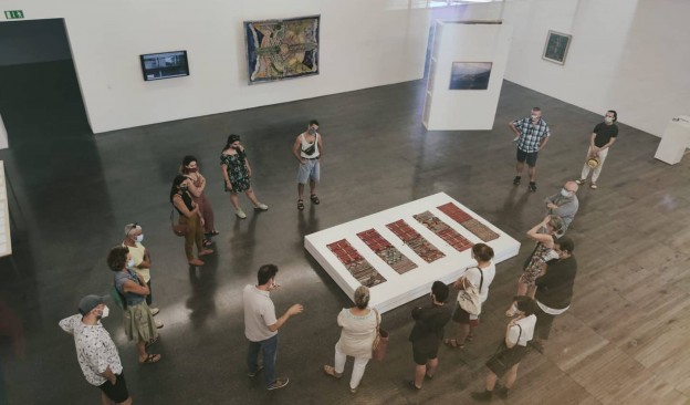 TEA Tenerife ofrece una visita guiada a la exposición 'El sauce ve de cabeza la imagen de la garza'