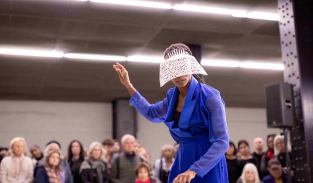 Yinka Esi Graves explora la conexión entre ritmo y cuerpo en un taller intensivo en el museo TEA