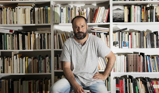 El escritor Juan Marqués presenta en TEA la novela ‘El hombre que ordenaba bibliotecas'