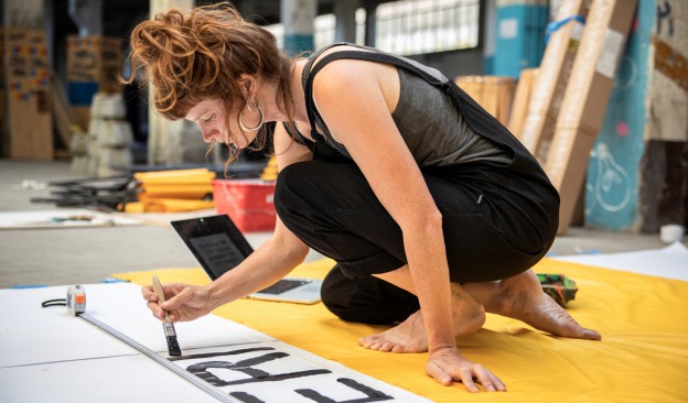 La artista visual Anaïs Florin imparte en TEA un taller sobre bibliotecas y archivos autónomos